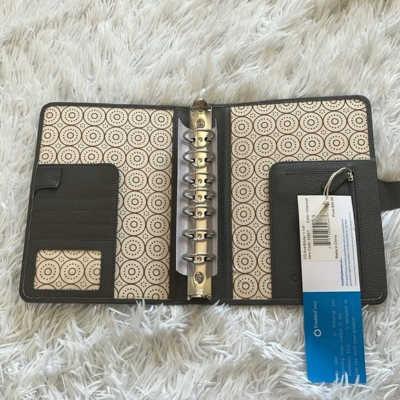 New Franklin Covey Ava leather binder 1 1/4” 9x7 in charcoal $89.95 msrp - Picture 5 of 10